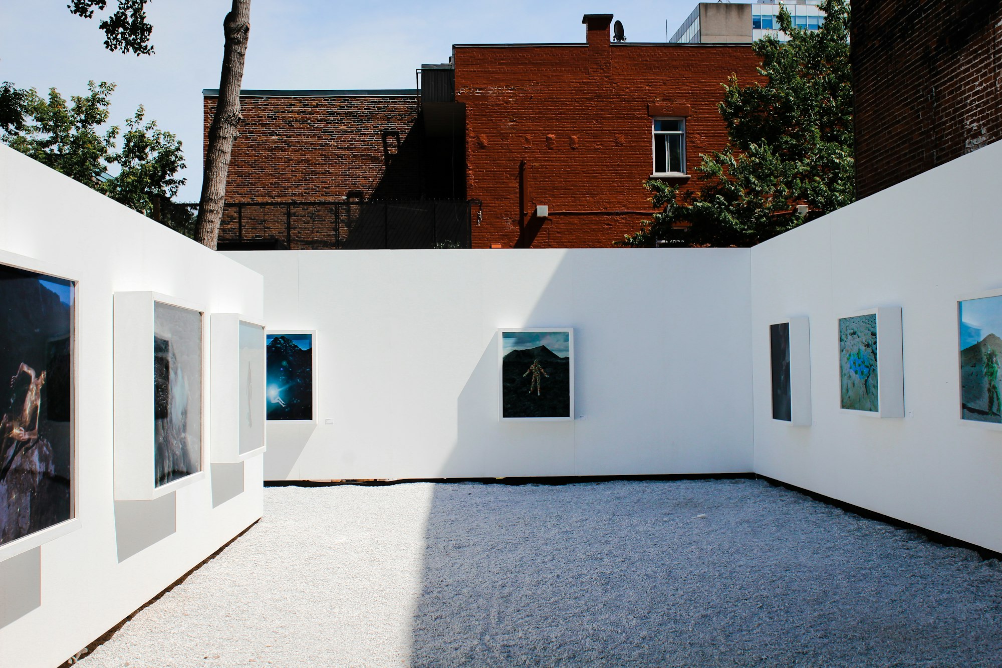 Weiß gehängte Ausstellungswand mit gerahmten zeitgenössischen Kunstwerken