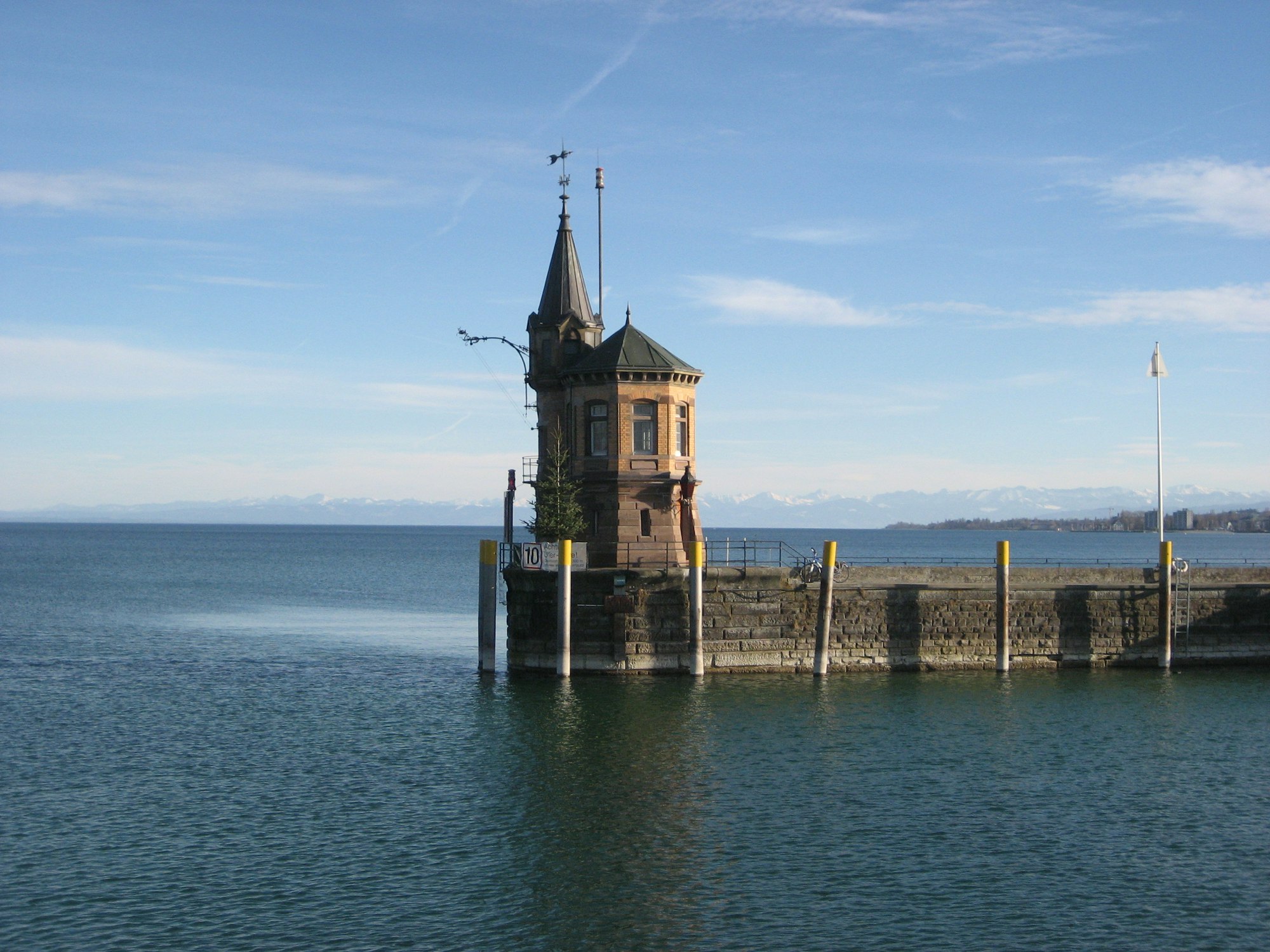 Hafenturm am Bodensee in Konstanz mit Blick auf die Alpen